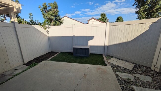 Building Photo - Cute two bedroom condo