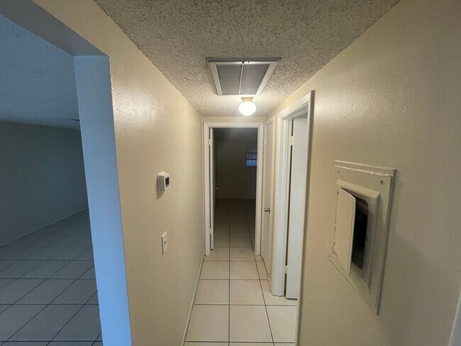 Building Photo - 2/1 Apartment in New Port Richey