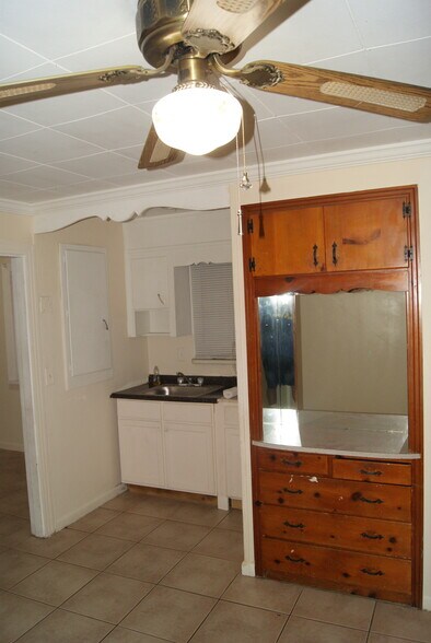 Wetbar/Living area - 1941 Pierce St