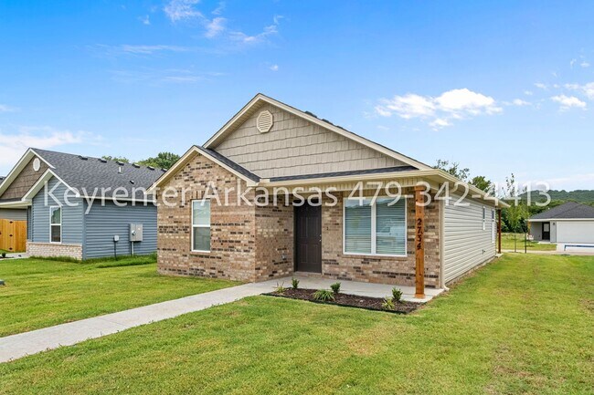 Building Photo - Stunning Newer Construction in Fayetteville!