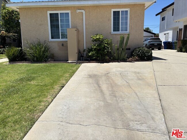 Building Photo - 8437 Lilienthal Ave