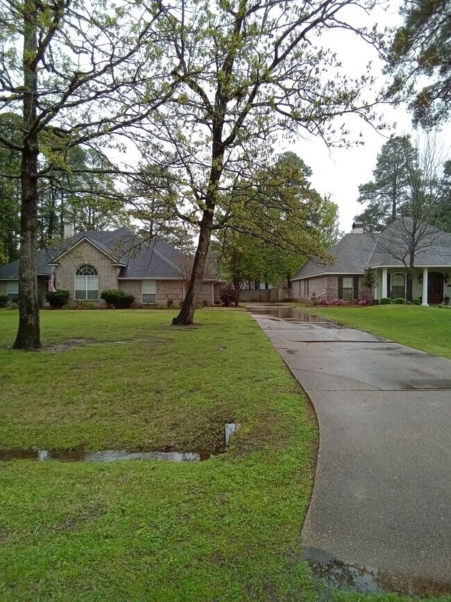 Building Photo - ****Woodlake South****MUST SEE**