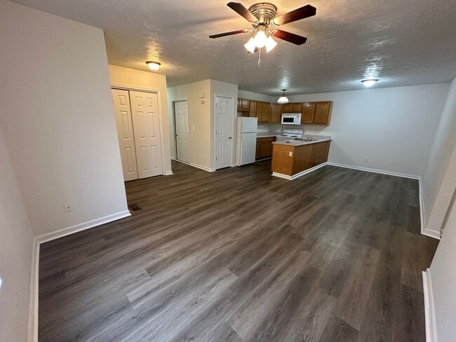 Building Photo - 1659 W Kole Dr