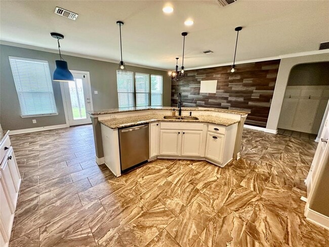 Building Photo - 5849 Sardinia Dr