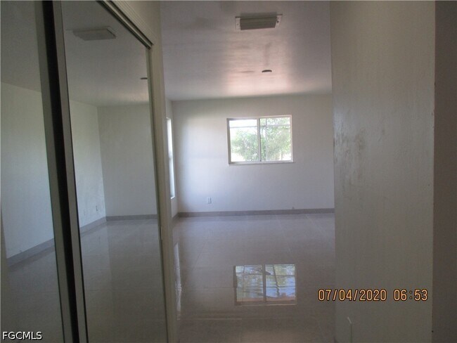 Building Photo - 918 NE 13th St