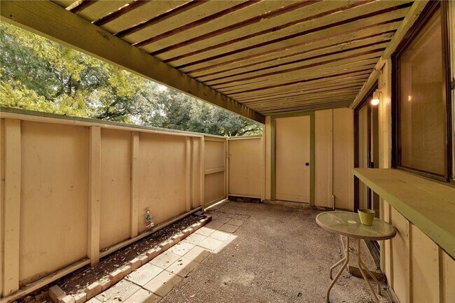 Building Photo - 900 W Village Ln