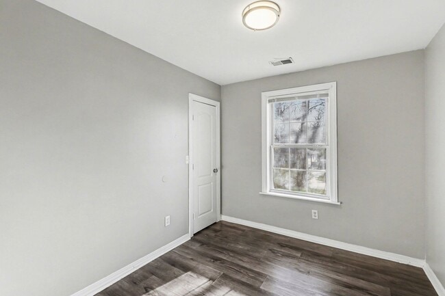 Building Photo - Charming 3 bedroom 1 bath in South Kansas City!!