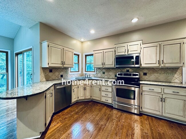 Building Photo - Blue Valley Schools, Granite Counters, Fin...