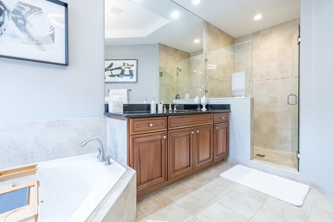 Building Photo - 8950 Lakeview Pl