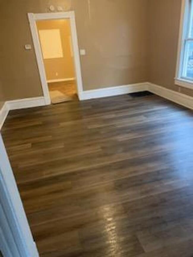 Building Photo - 3 bed 1 bath house