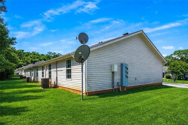 Building Photo - 588 Elle's Wy