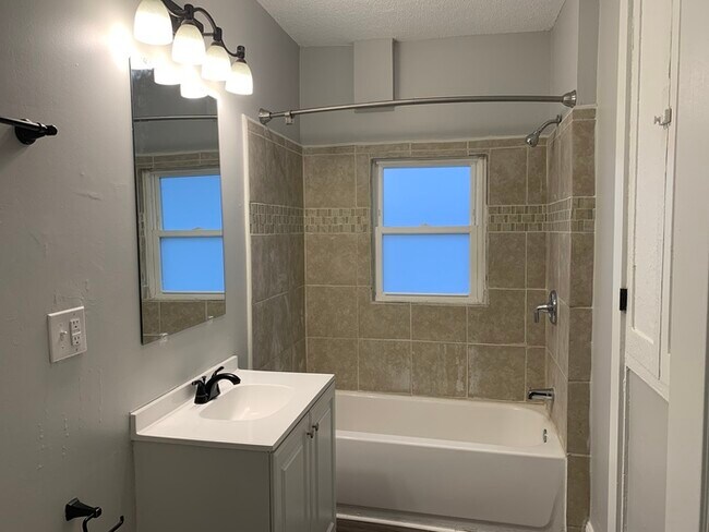 Building Photo - Nice Duplex off 38th & Carrollton
