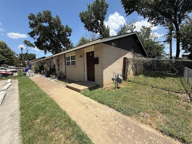 Building Photo - 211 Skyway Dr