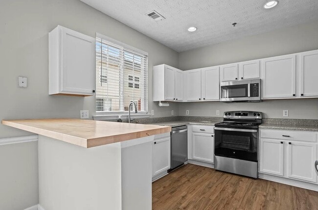 Building Photo - 216 Village Square Dr