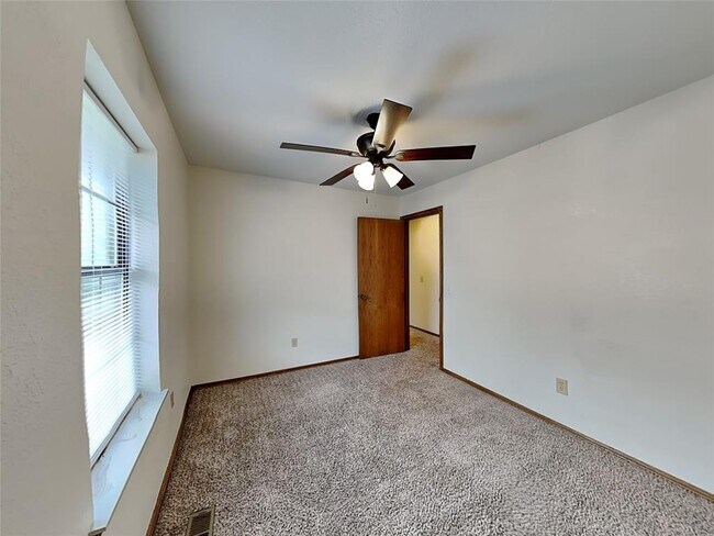 Building Photo - 5612 SE 85th St