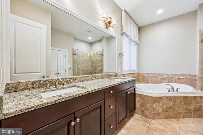 Building Photo - 448 Salk Cir