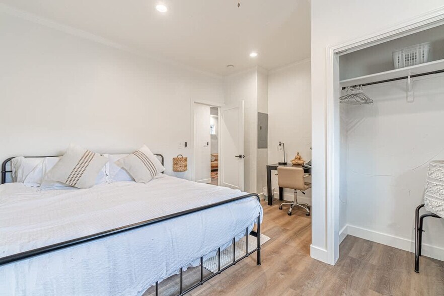 Building Photo - 142 Bell St