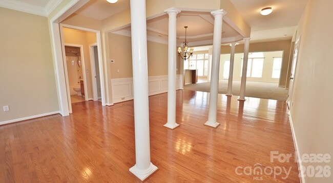 Building Photo - 6860 Lakecrest Ct