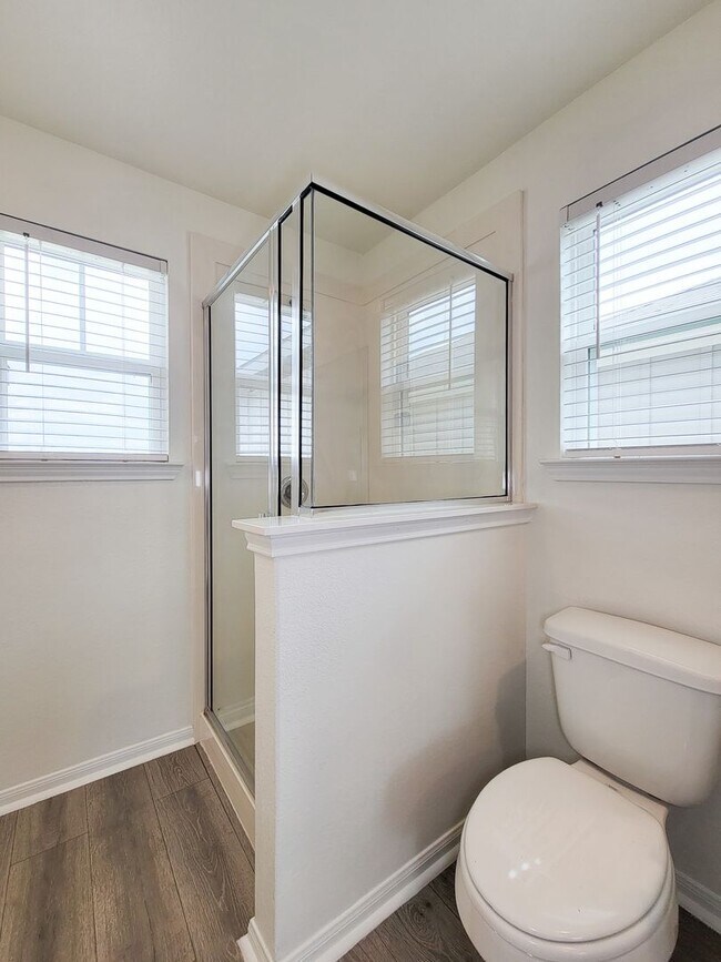 Building Photo - Beautiful 4 bedroom 2.5 bath home with gra...