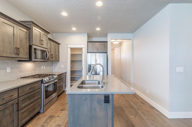 Building Photo - Quiet Centrally located 3 bed 2.5 bathroom