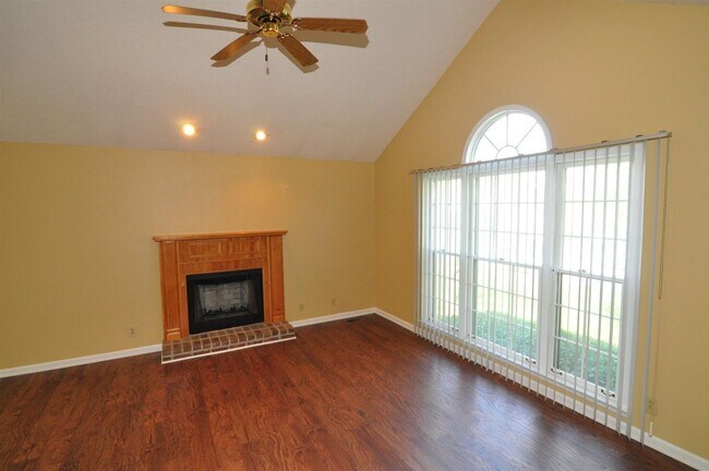 Building Photo - Sweet 3 bed 2.5 ba.  1 car garage in St B