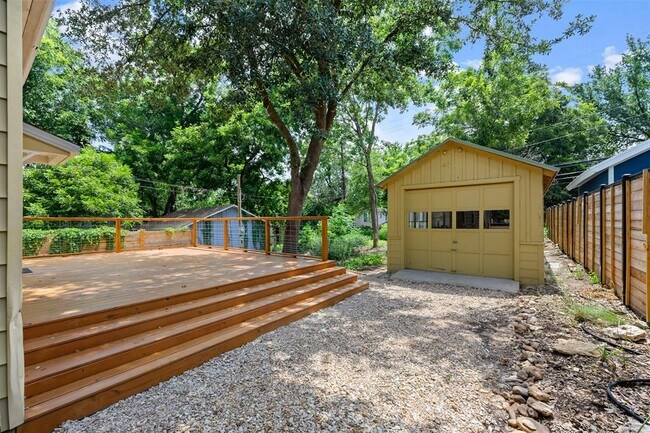 Building Photo - 2111 Kenwood Ave
