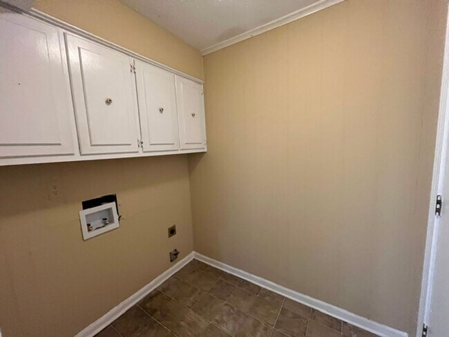 Building Photo - Renovated 3 Bedroom 1.5 Bath Home with 1 Car Garage for Rent!!