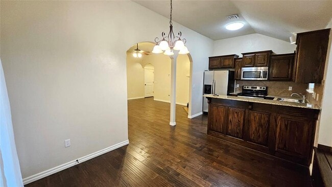 Building Photo - 811 Dogwood Ct