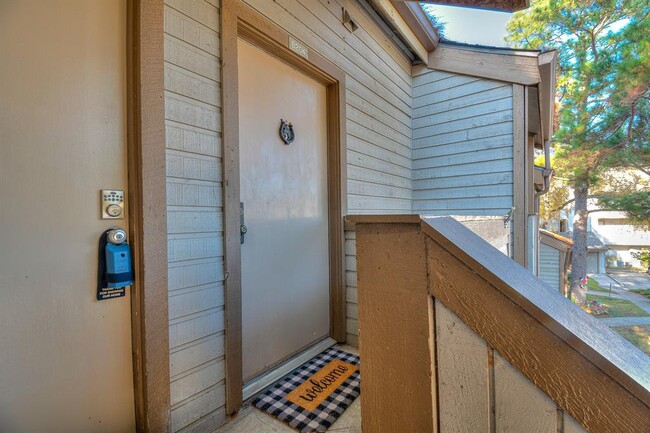 Building Photo - 3900 Aspen Dr