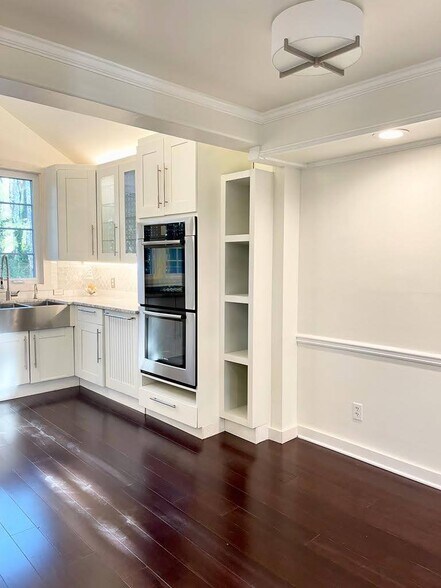 Building Photo - 915 Woodlawn Dr NE