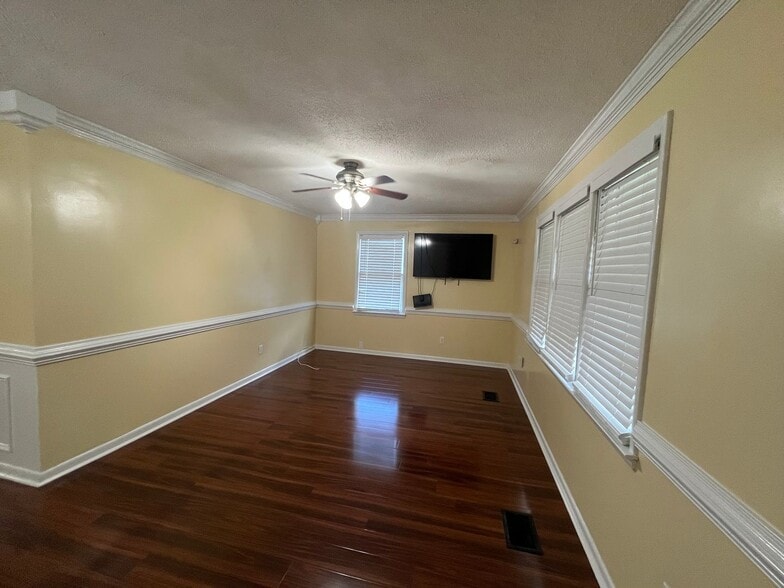 Building Photo - 1320 E 35th St