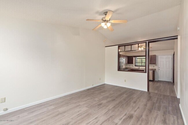 Building Photo - 2 Bedroom, 2 Bathroom Home