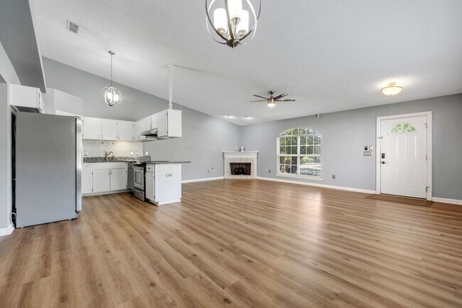 Building Photo - NE Tallahassee Townhome with Community Pool