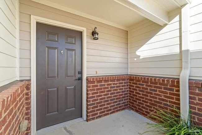 Building Photo - 707 Majestic Dr