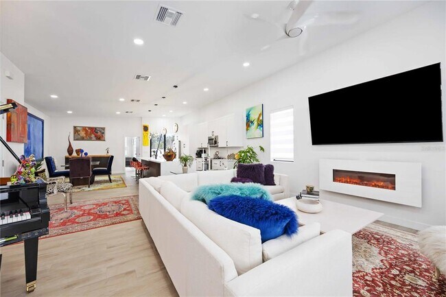 Building Photo - 7520 N Coolidge Ave