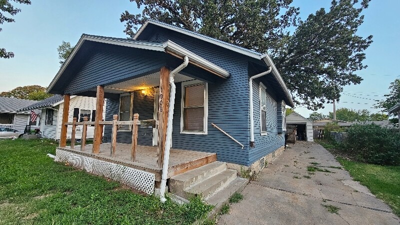 Building Photo - 1008 E Ash St