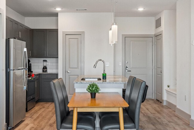 Building Photo - 12100 1/2 Ferrystone Glen Dr