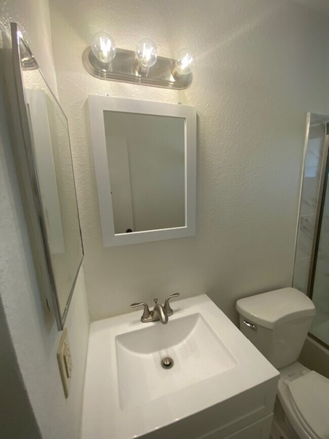 Building Photo - 1118 Woodridge Dr
