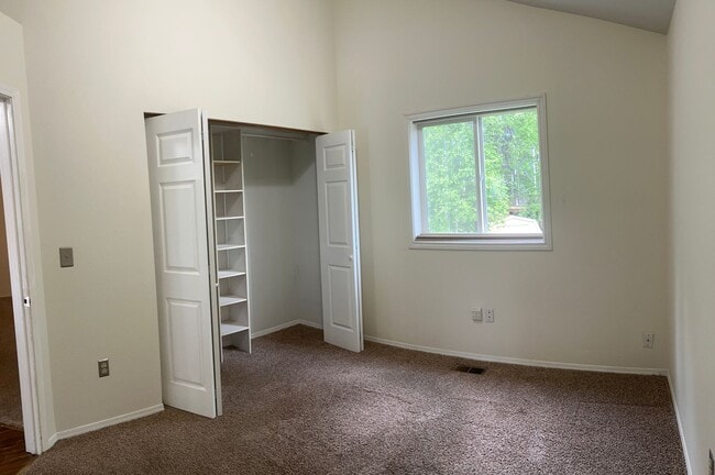 Building Photo - 4 bed/ 2 bath beauty in Eagle River