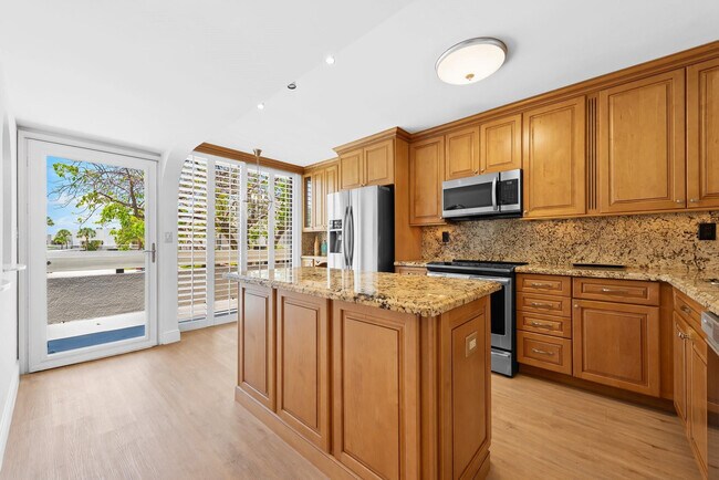 Building Photo - 1100 SE 5th Ct