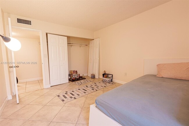 Building Photo - 8870 Fontainebleau Blvd