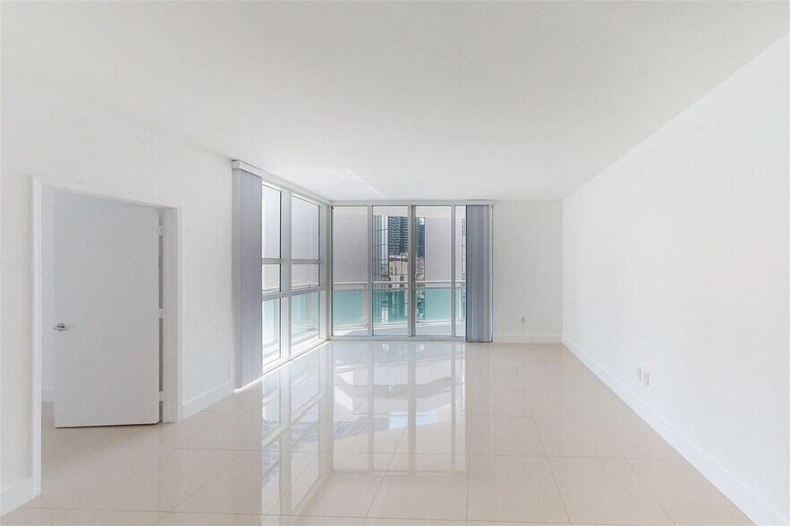 Building Photo - 951 Brickell Ave