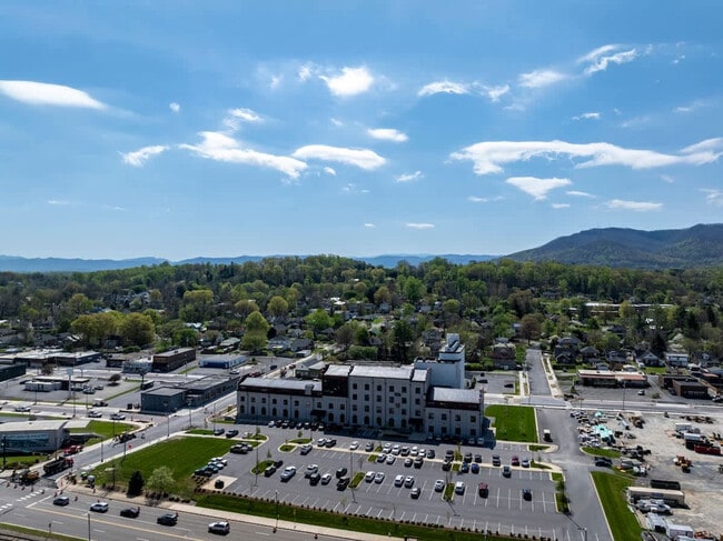 Building Photo - 220 Highland Ave