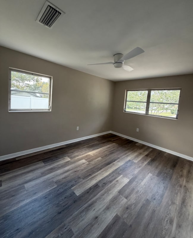 Building Photo - 1500 Ave E NE