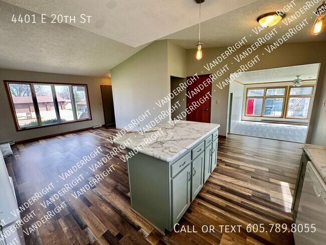 Building Photo - 4401 E 20th St