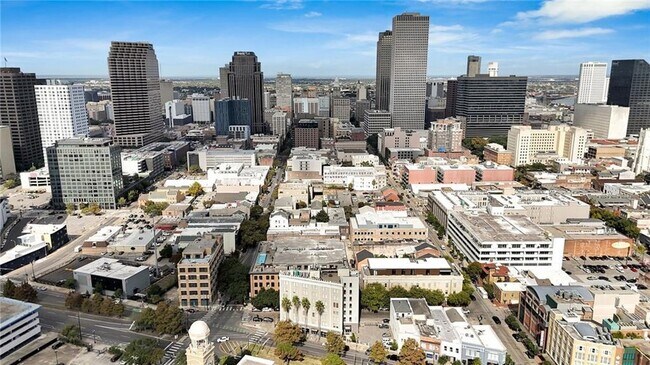 Building Photo - 833 Howard Ave