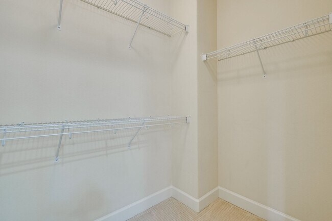 Building Photo - Excellent 4 Bed 2.5 Bath Town Home!