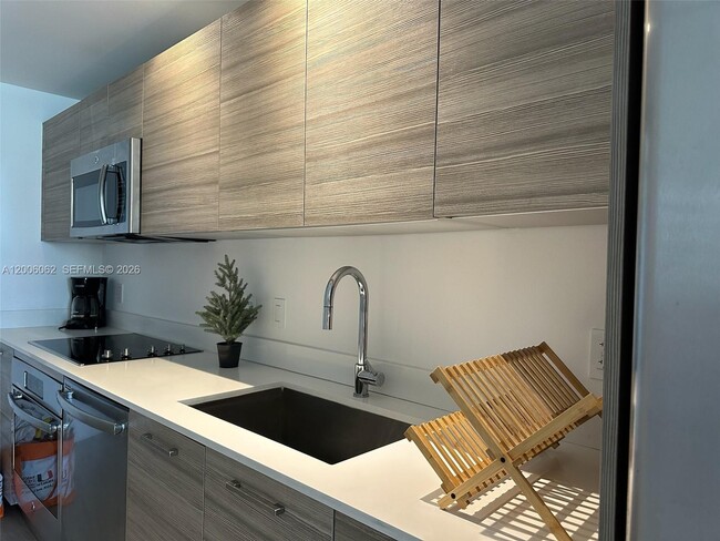 Building Photo - 121 NE 34th St