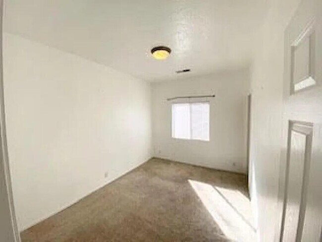 Building Photo - 7176 Husky Dr NE