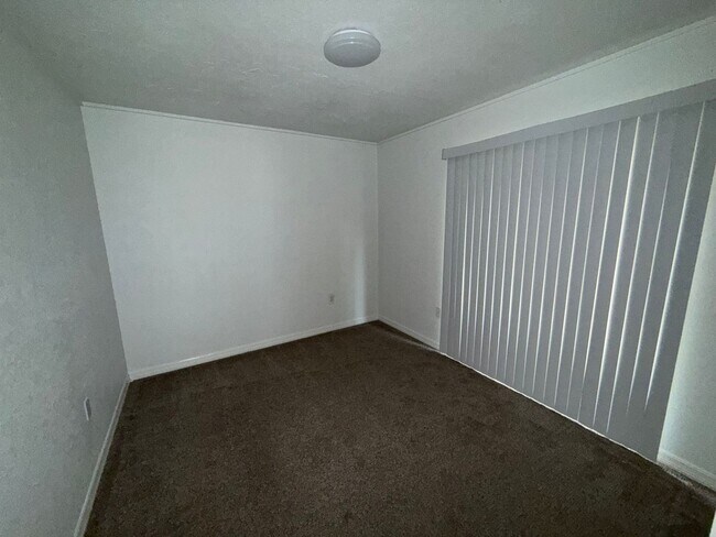 Building Photo - Spacious 2/2 in SW Gainesville – W/D Included!